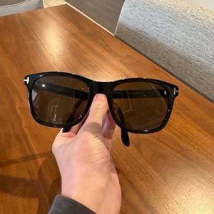 🔥🔥Tom ford black sunglasses! Hard case included🔥🔥